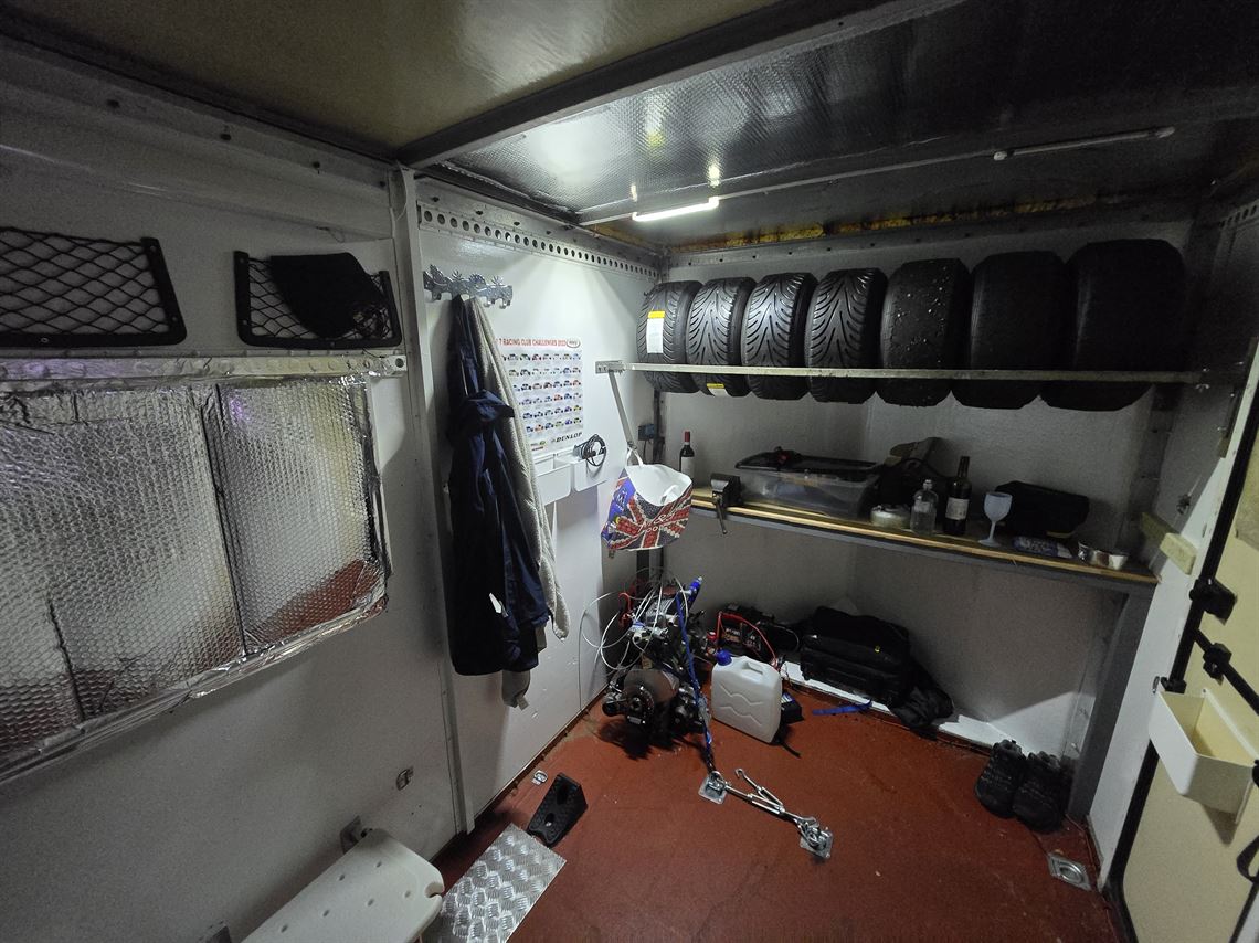 enclosed-trailer-and-accommodation