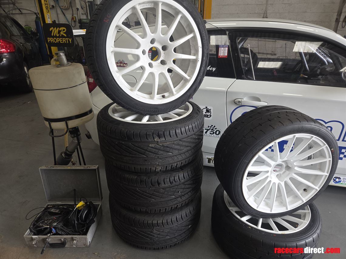 bmw-1-series-race-car-may-split