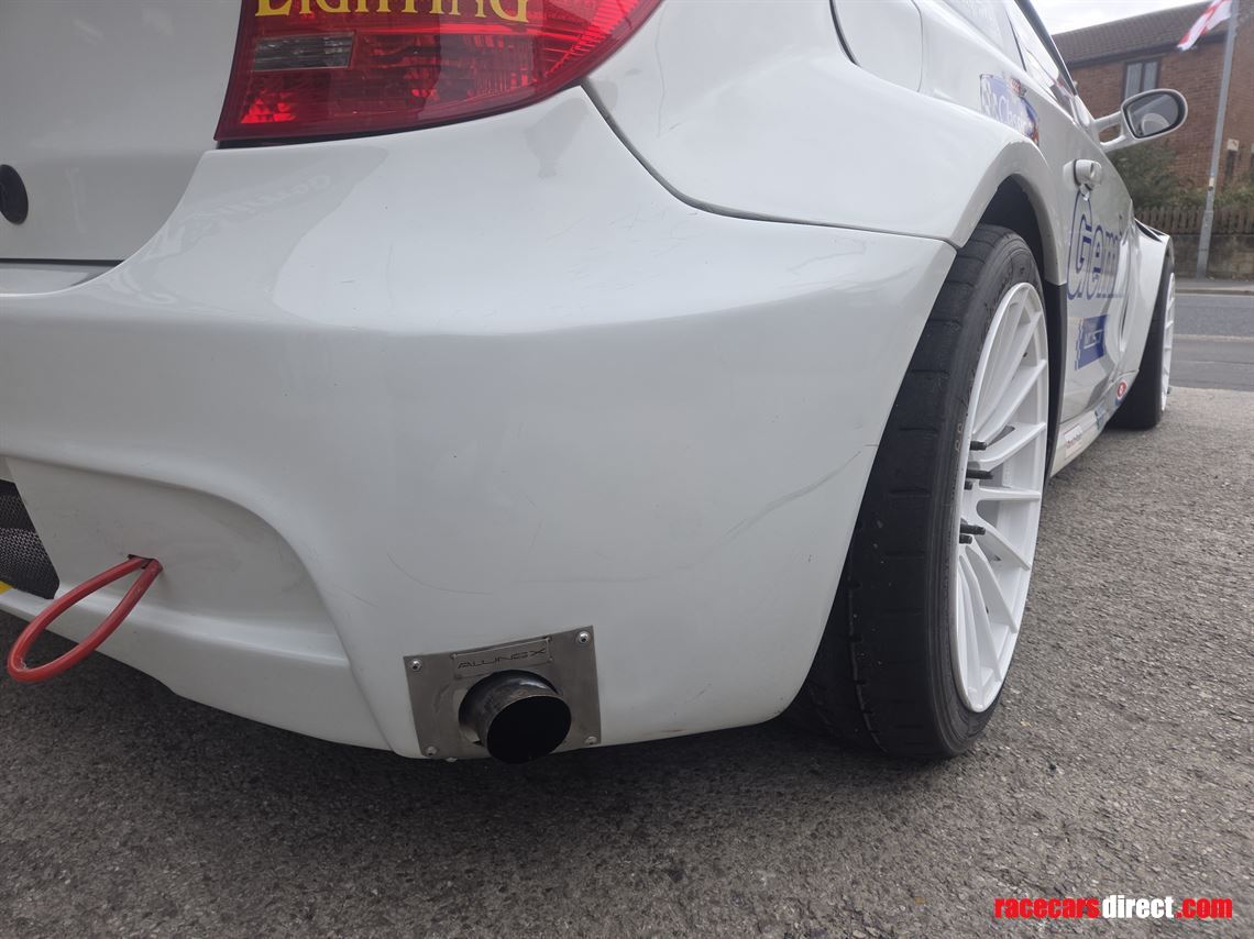 bmw-1-series-race-car-may-split