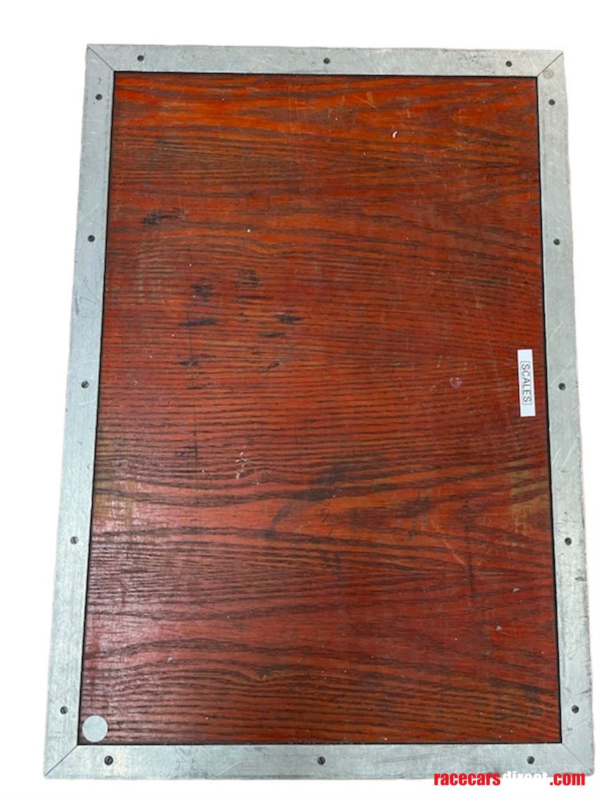 intercom-swi-scales-flight-case