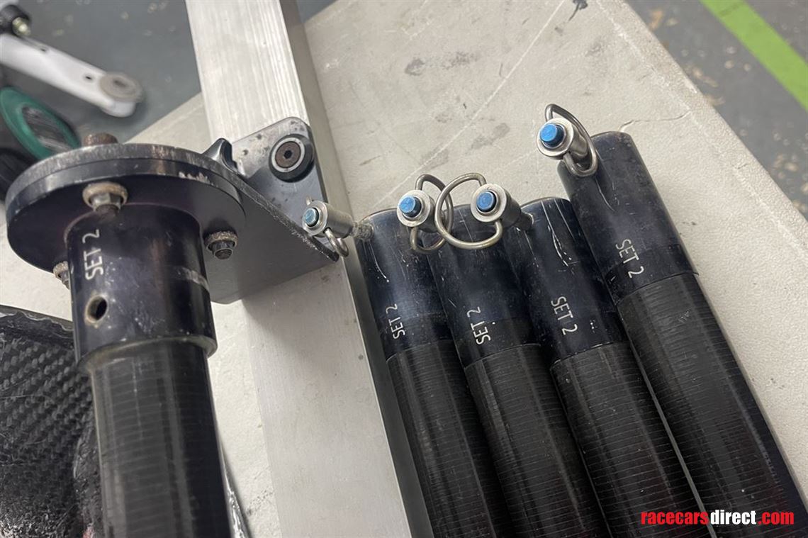 aston-martin-carbon-set-up-bars