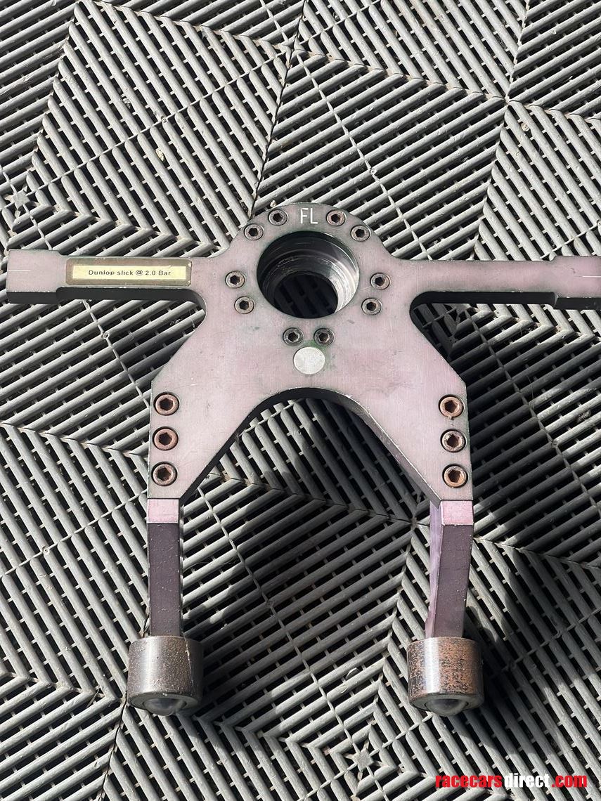 aston-martin-set-up-hubs