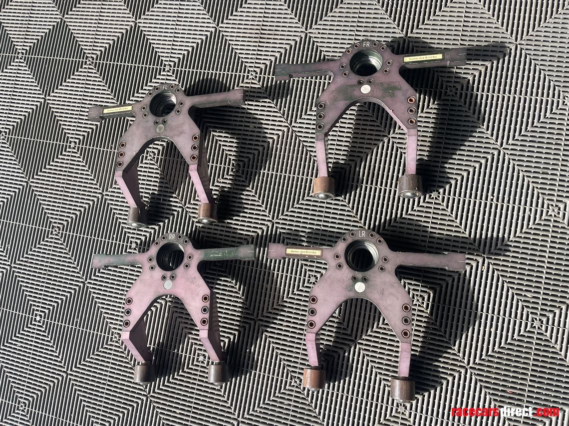 aston-martin-set-up-hubs