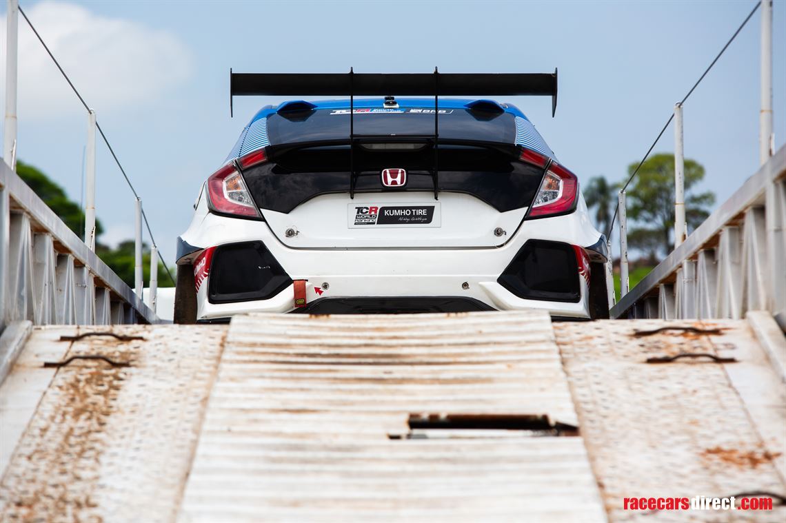 2-honda-civic-type-r-fk7