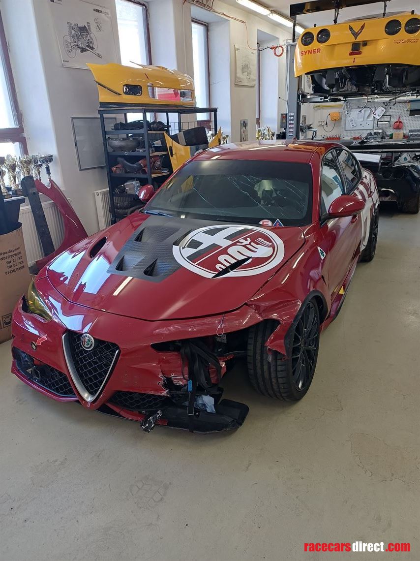 alfa-romeo-giulia-quadrifoglio-crashed