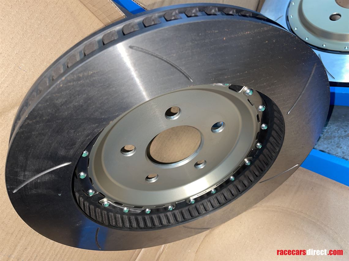 gt4-aston-martin-front-discs-bells