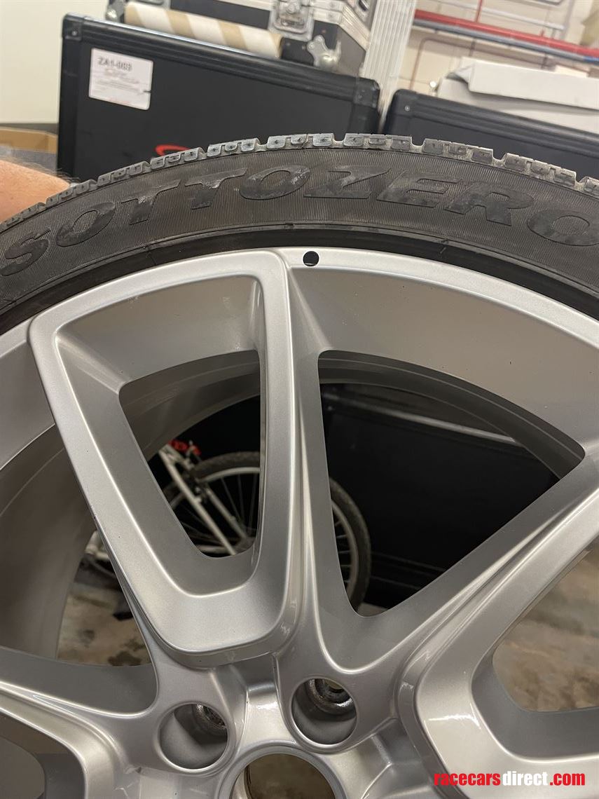 bentley-continental-gt-alloy-wheels-with-wint