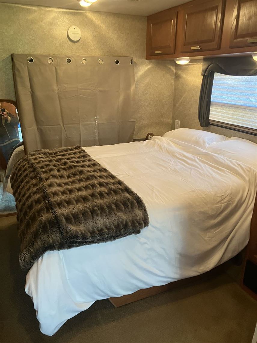 38-ft-coachman-miranda-motorhome-29k-one-owne