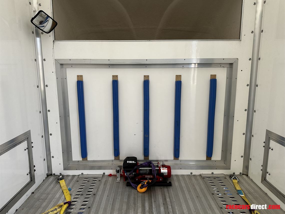 fully-enclosed-car-transporter-2020-mercedes