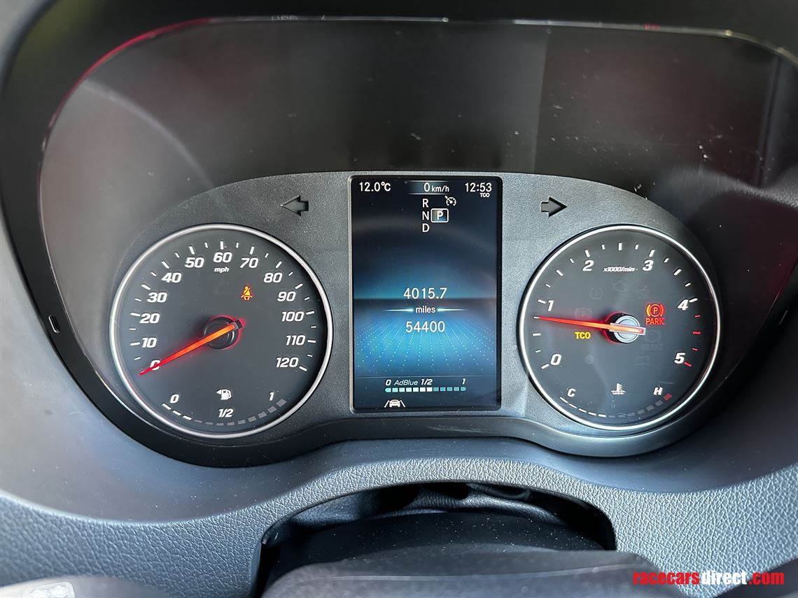 fully-enclosed-car-transporter-2020-mercedes