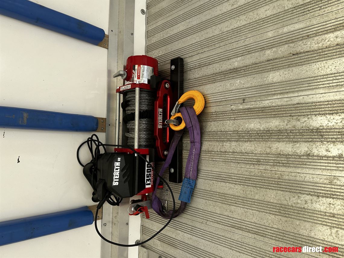 fully-enclosed-car-transporter-2020-mercedes