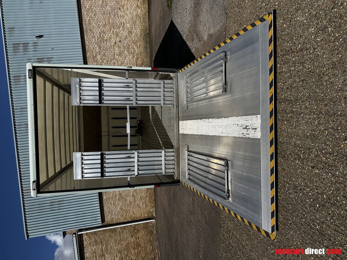 fully-enclosed-car-transporter-2020-mercedes