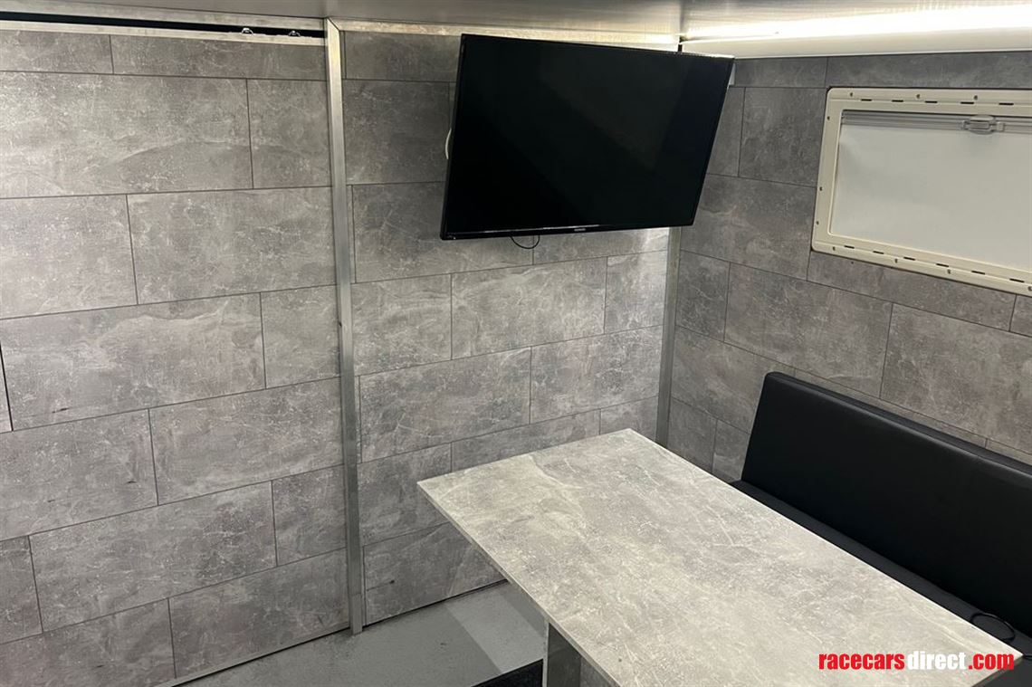 double-deck-racetrailer-with-daf-xf440-and-13