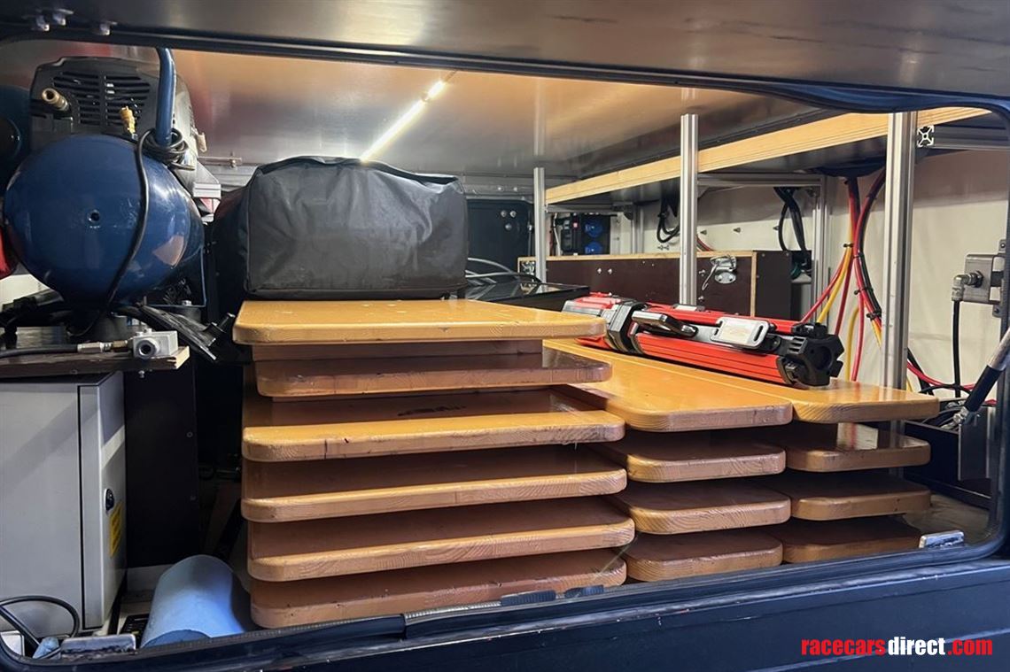 double-deck-racetrailer-with-daf-xf440-and-13