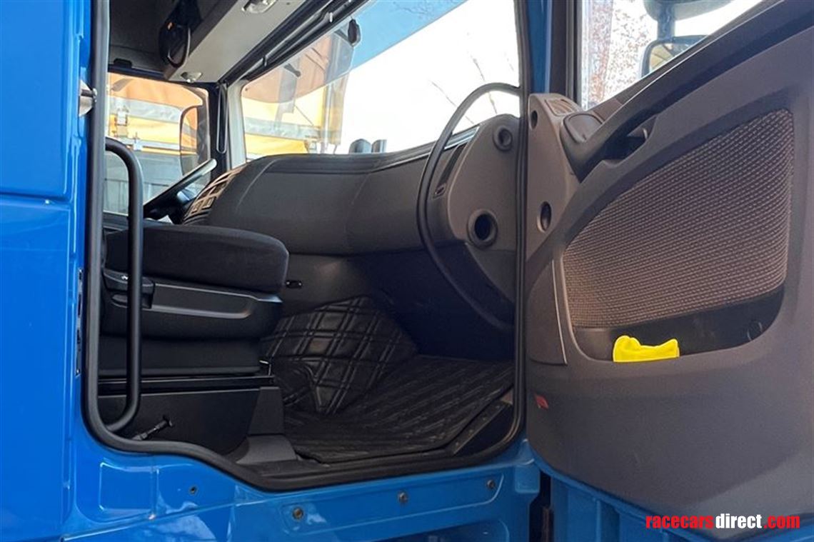 double-deck-racetrailer-with-daf-xf440-and-13