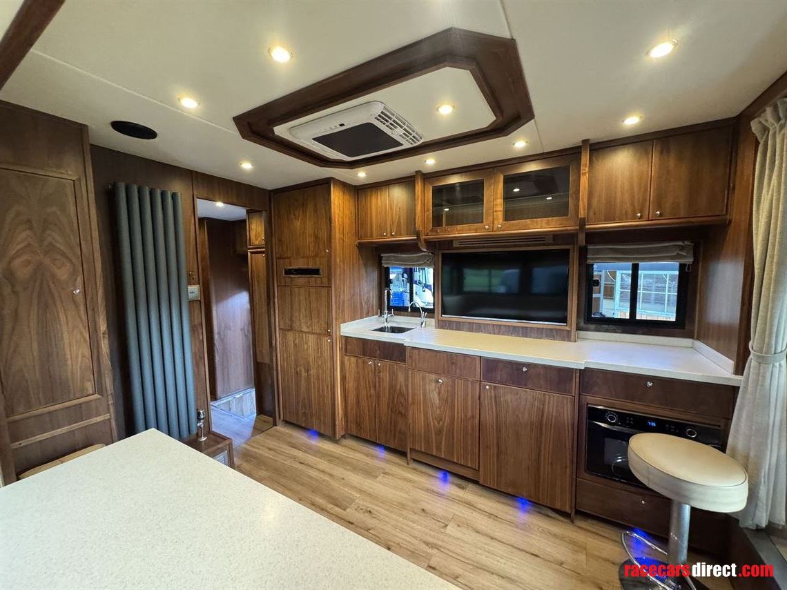 2018-equicruiser-motorhome-race-truck-with-ga