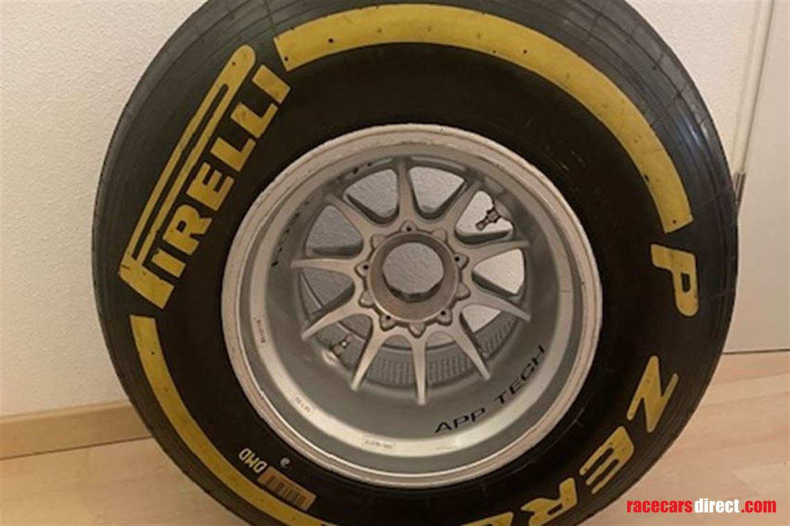 manor-f1-2016-rear-wheel-slick-and-rim-with-t