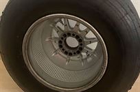 manor-f1-2016-rear-wheel-slick-and-rim-with-t