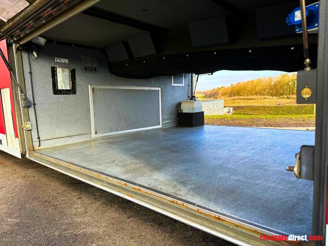 race-team-transporter