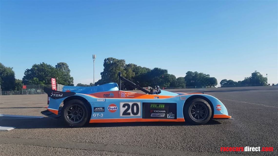 spire-gt3-race-car-gulf-racing-colours
