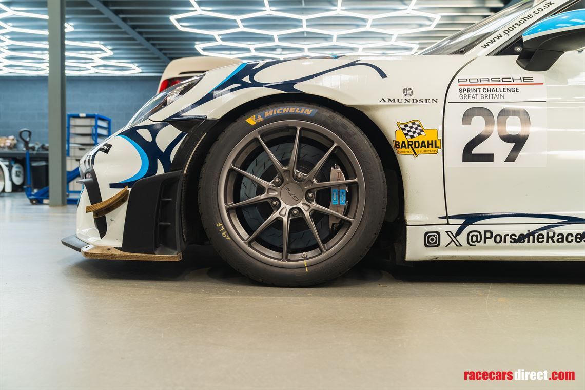 2025-porsche-gt4rs-clubsport