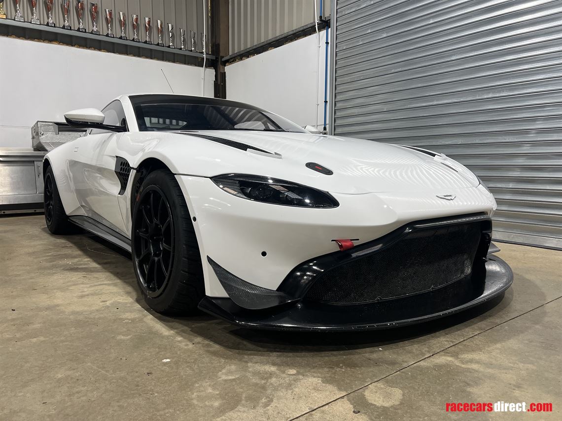 aston-martin-gt4-17a