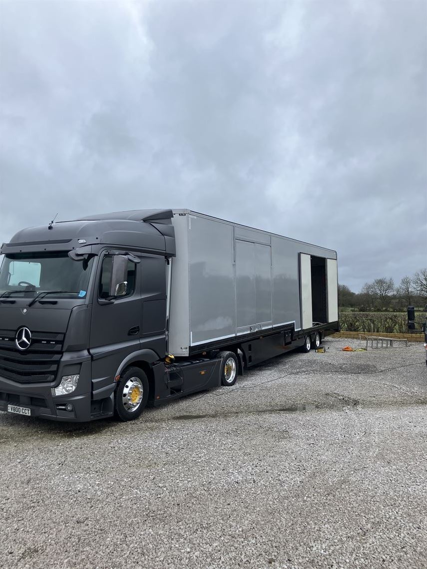 4-car-enclosed-trailer-mercedes-actros-4x2-lo