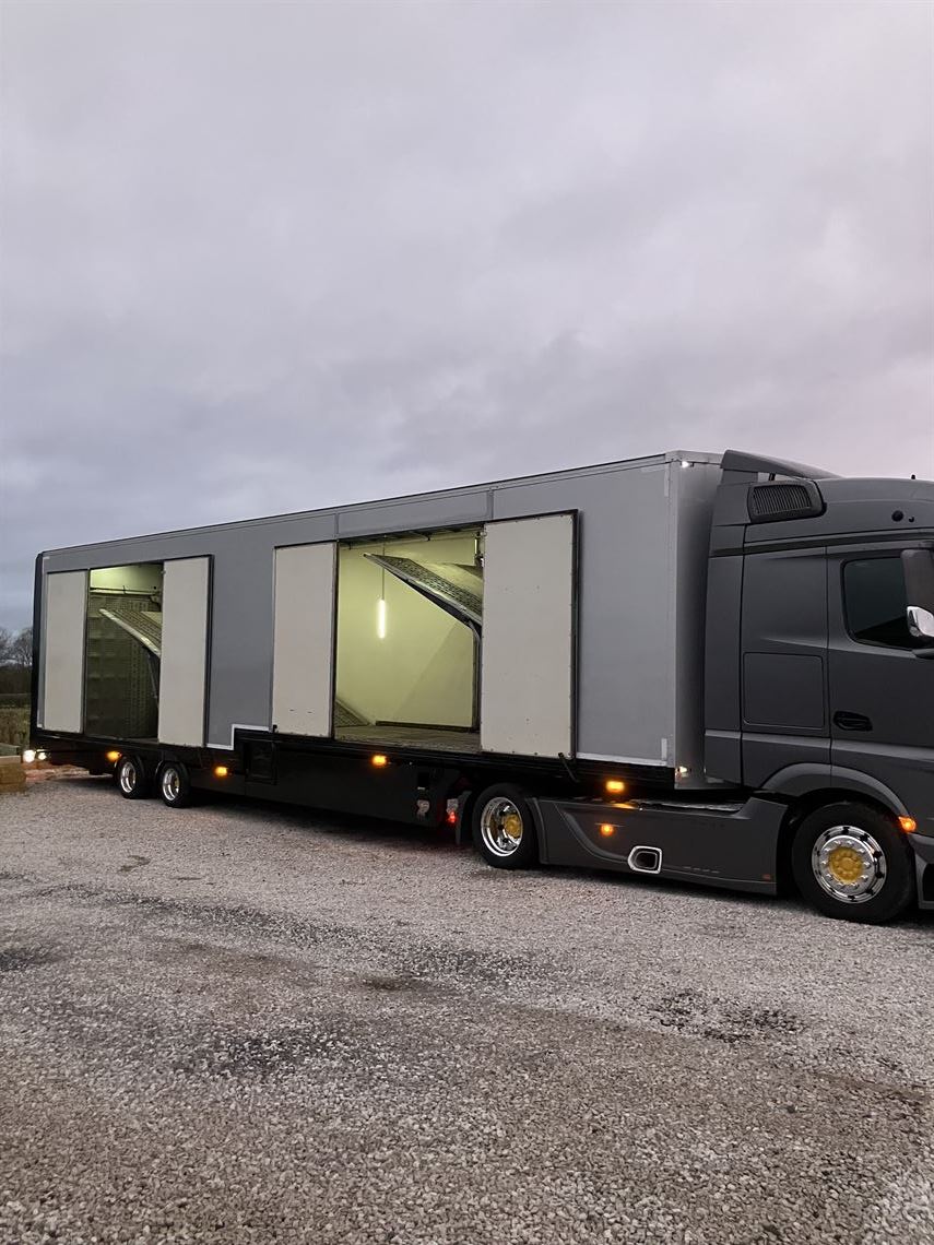 4-car-enclosed-trailer-mercedes-actros-4x2-lo