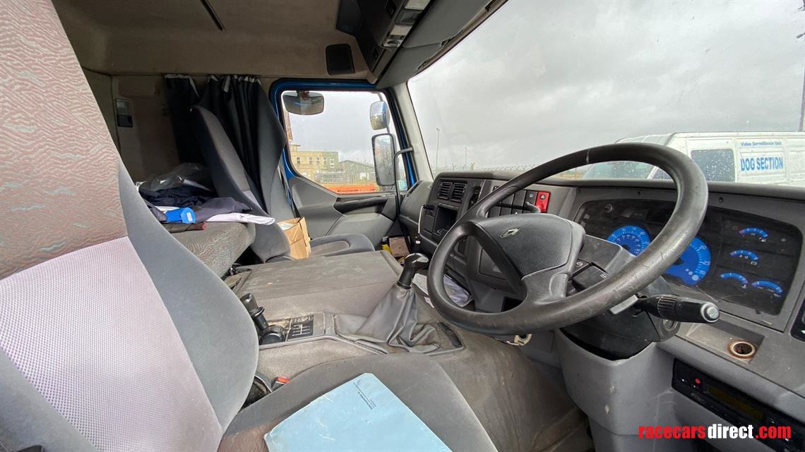 renault-13-tonne-transport-lorry-with-tail-li