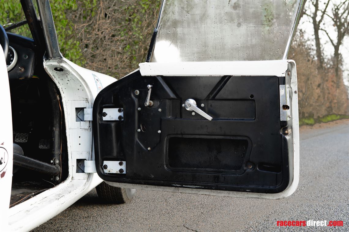 1961-daimler-sp250-dart-v8-roadster-with-hard