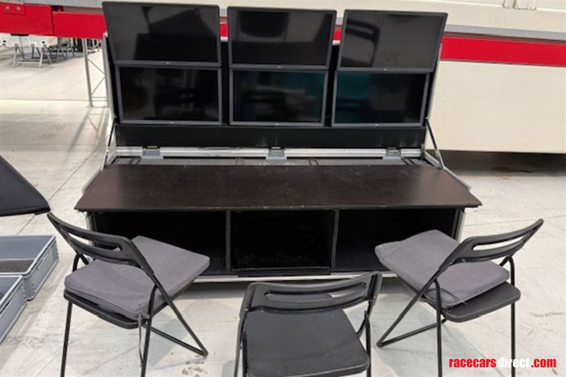 data-station-with-6-screens