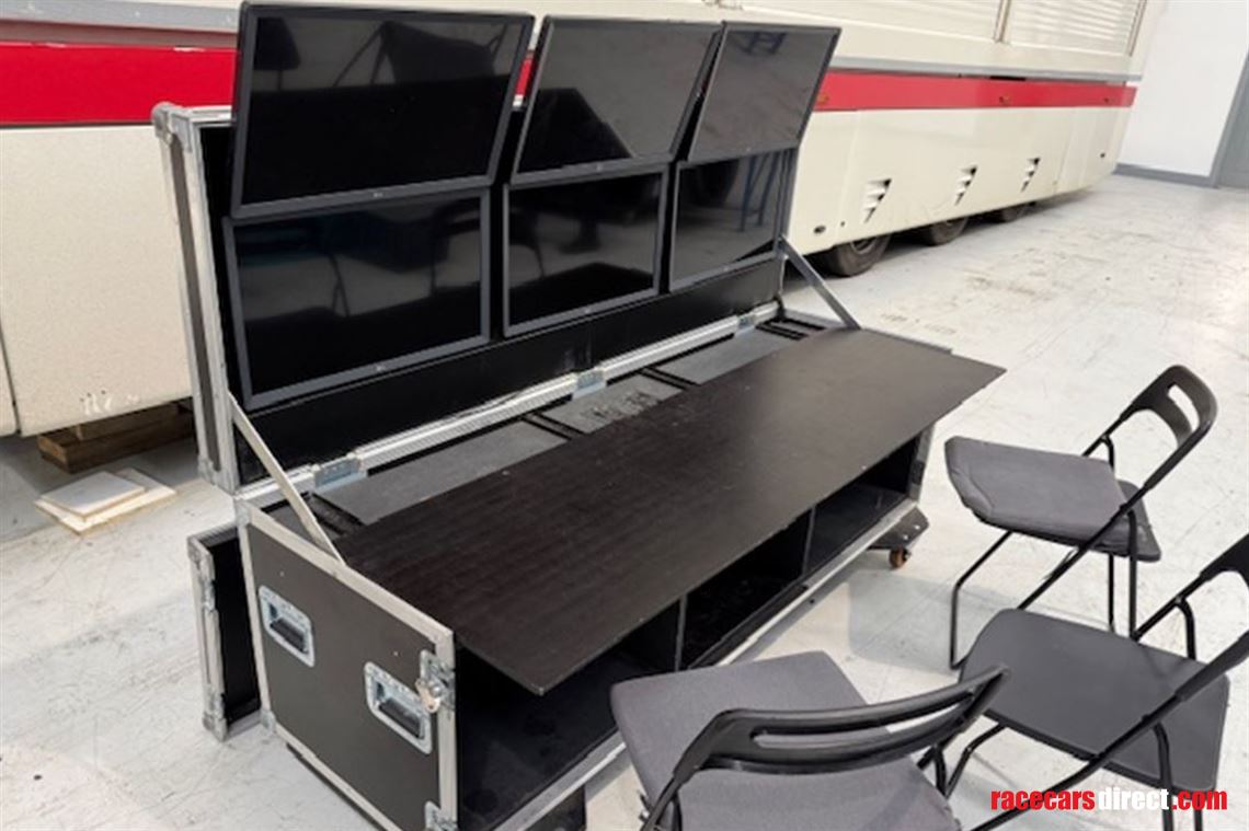 data-station-with-6-screens