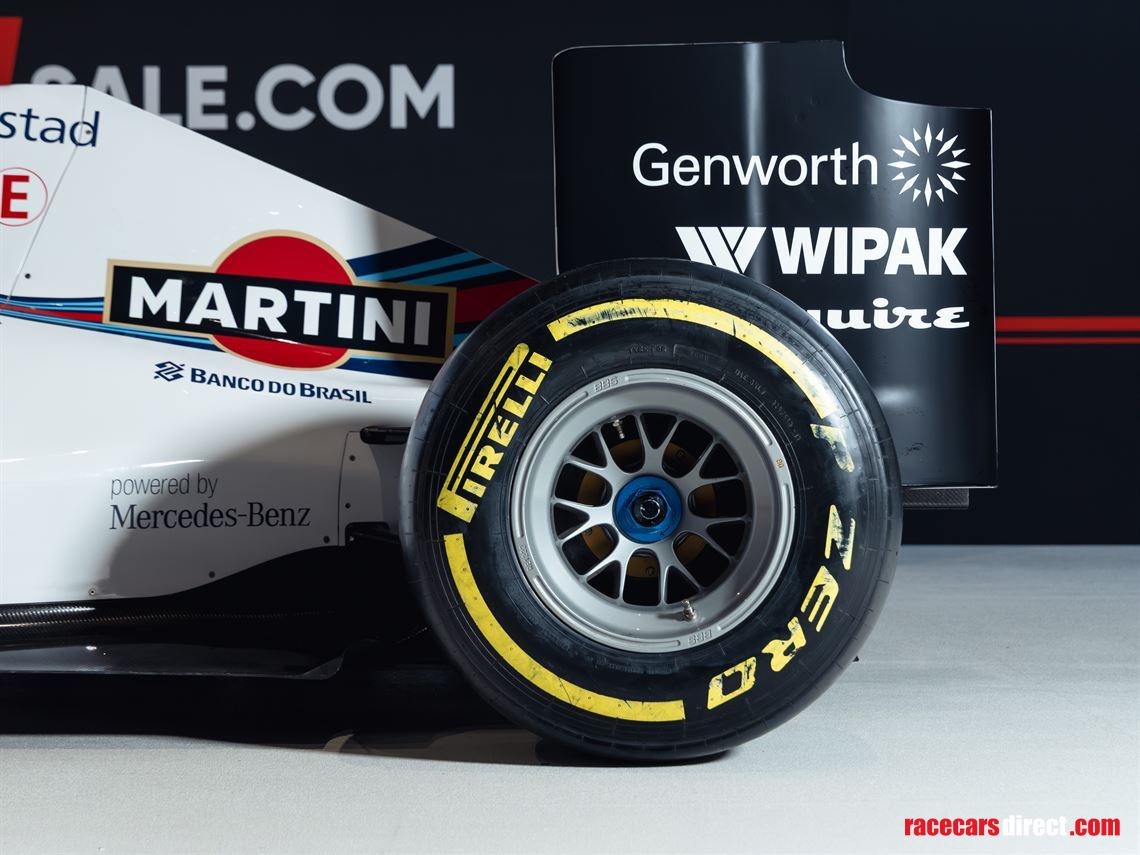 f1-full-scale-simulator-in-martini-livery