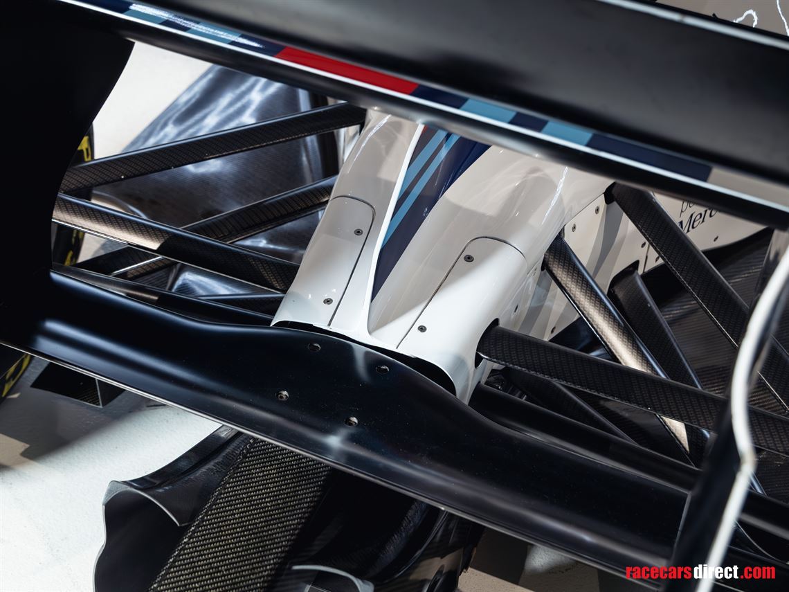 f1-full-scale-simulator-in-martini-livery