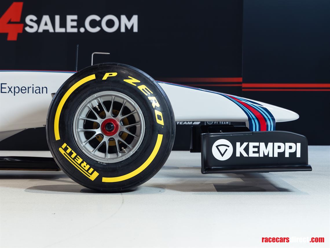 f1-full-scale-simulator-in-martini-livery