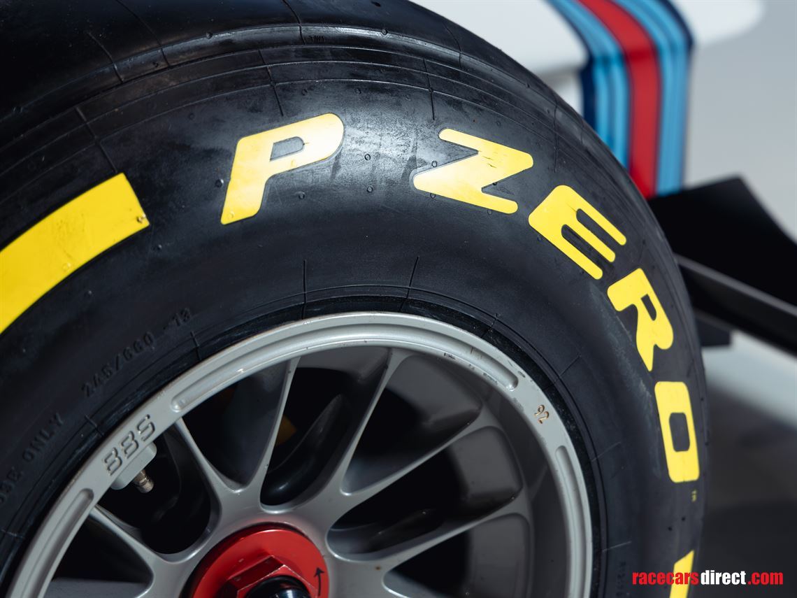 f1-full-scale-simulator-in-martini-livery