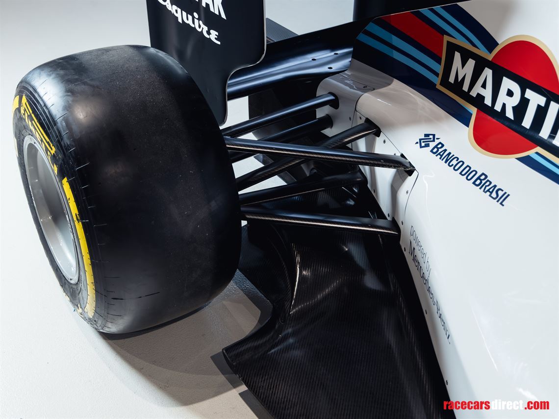 f1-full-scale-simulator-in-martini-livery