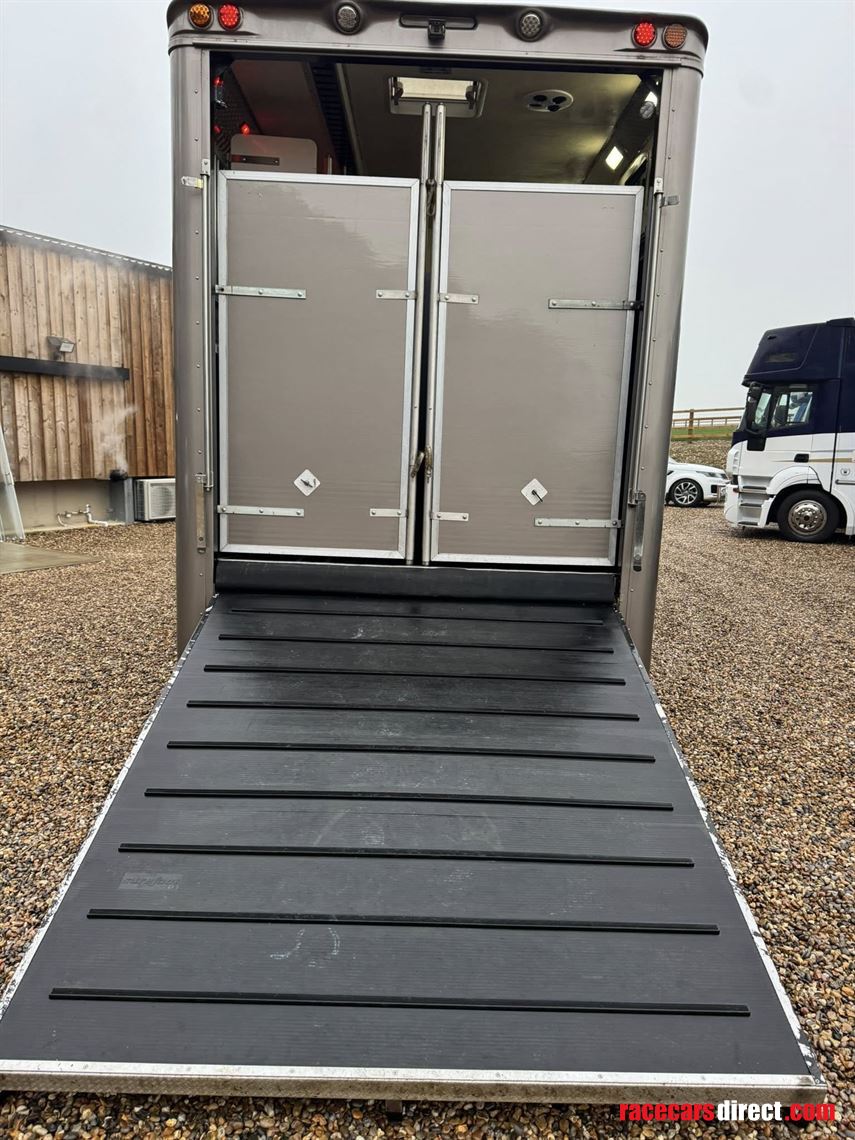 daf-cf-jm-coachbuild-4-horse-slide-out