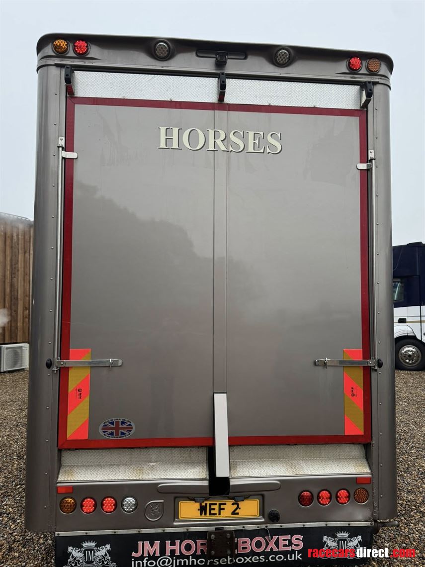 daf-cf-jm-coachbuild-4-horse-slide-out