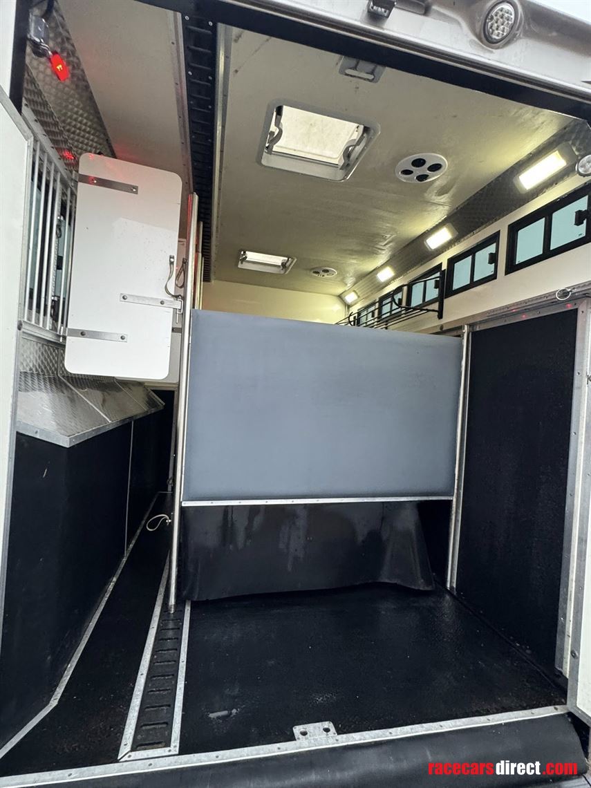 daf-cf-jm-coachbuild-4-horse-slide-out