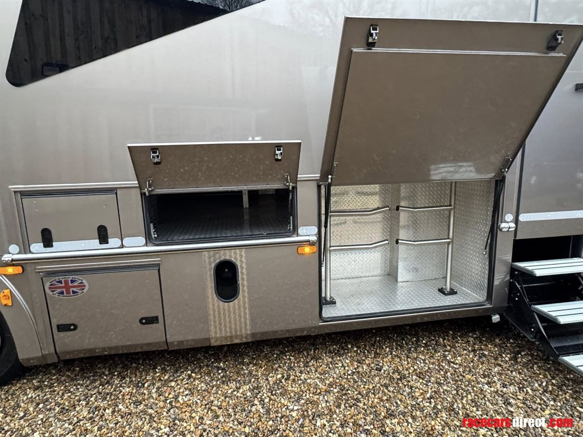 daf-cf-jm-coachbuild-4-horse-slide-out