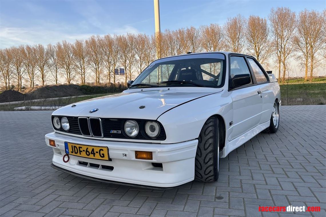 bmw-e30-m3-racetrack-car
