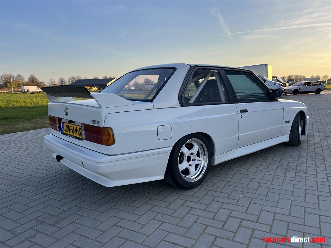 bmw-e30-m3-racetrack-car