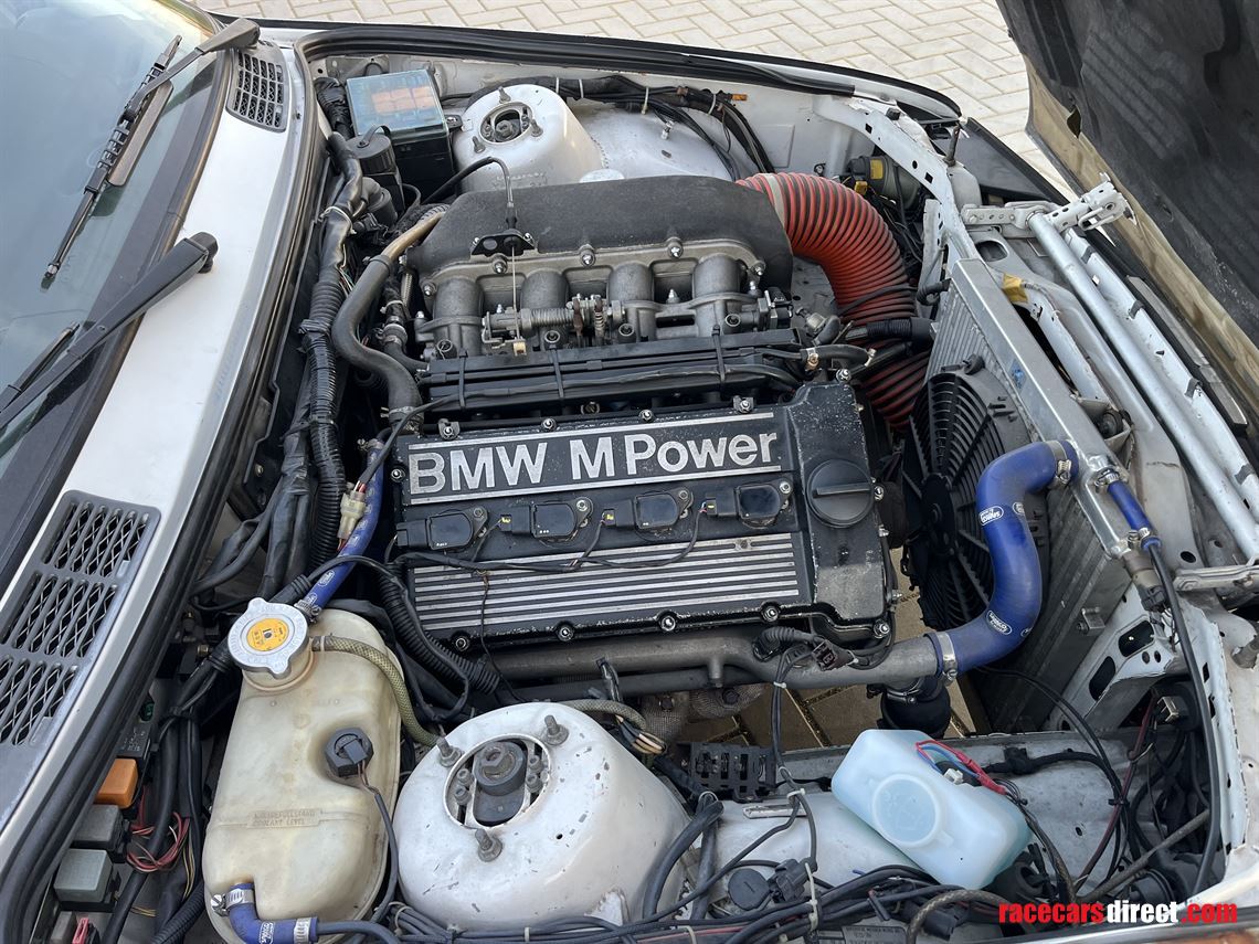 bmw-e30-m3-racetrack-car