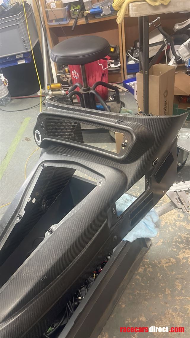 mercedes-amg-gt3-gt2-gt4-carbon-console