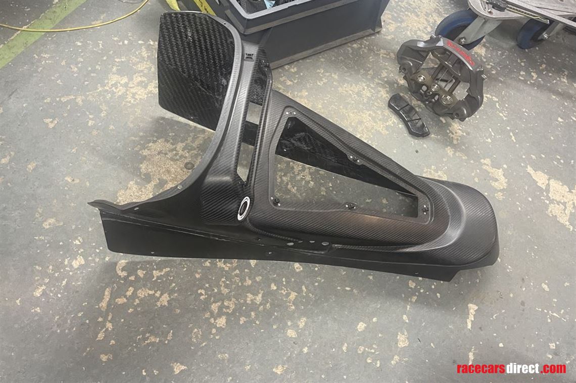 mercedes-amg-gt3-gt2-gt4-carbon-console