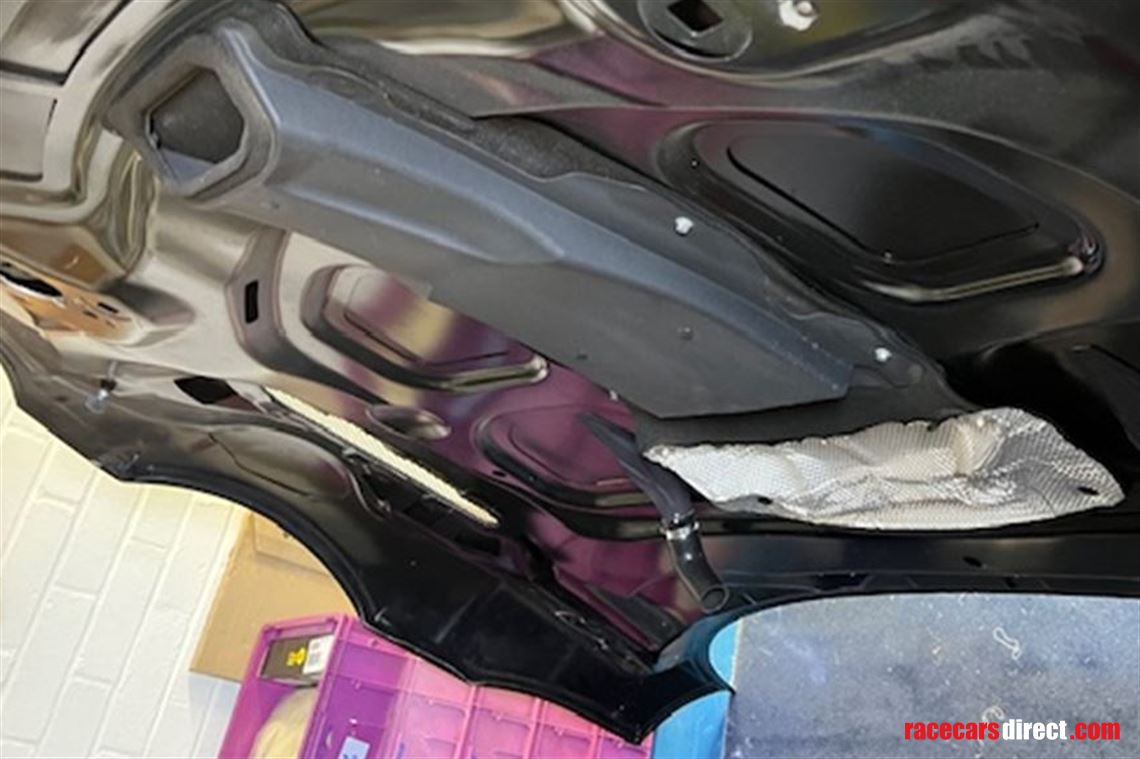 aston-martin-gt4-bonnet