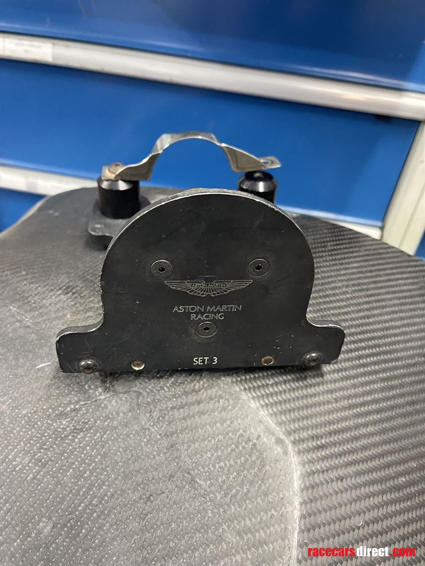 aston-martin-gt3-steering-wheel-lock