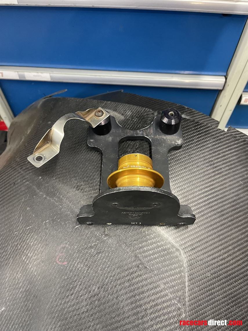 aston-martin-gt3-steering-wheel-lock