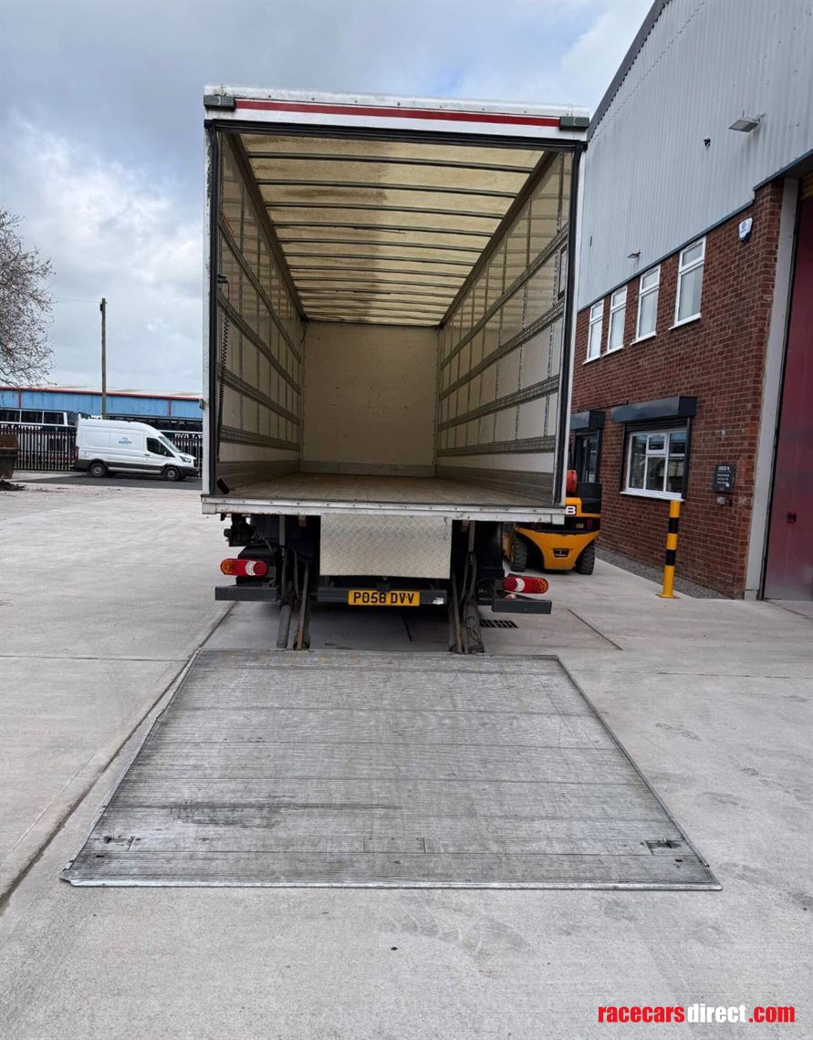 daf-26t-box-truck-with-large-cantilever-tail
